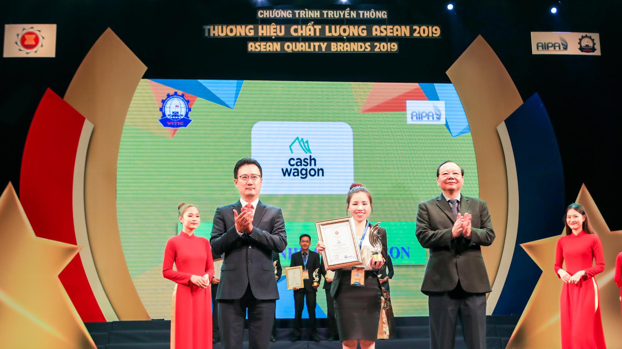 CEO Nguyễn Thị Thuý Hằng đại diện công ty TNHH Cashwagon nhận cúp và bằng khen vinh danh Top 10 Thương hiệu Chất lượng ASEAN 2019.