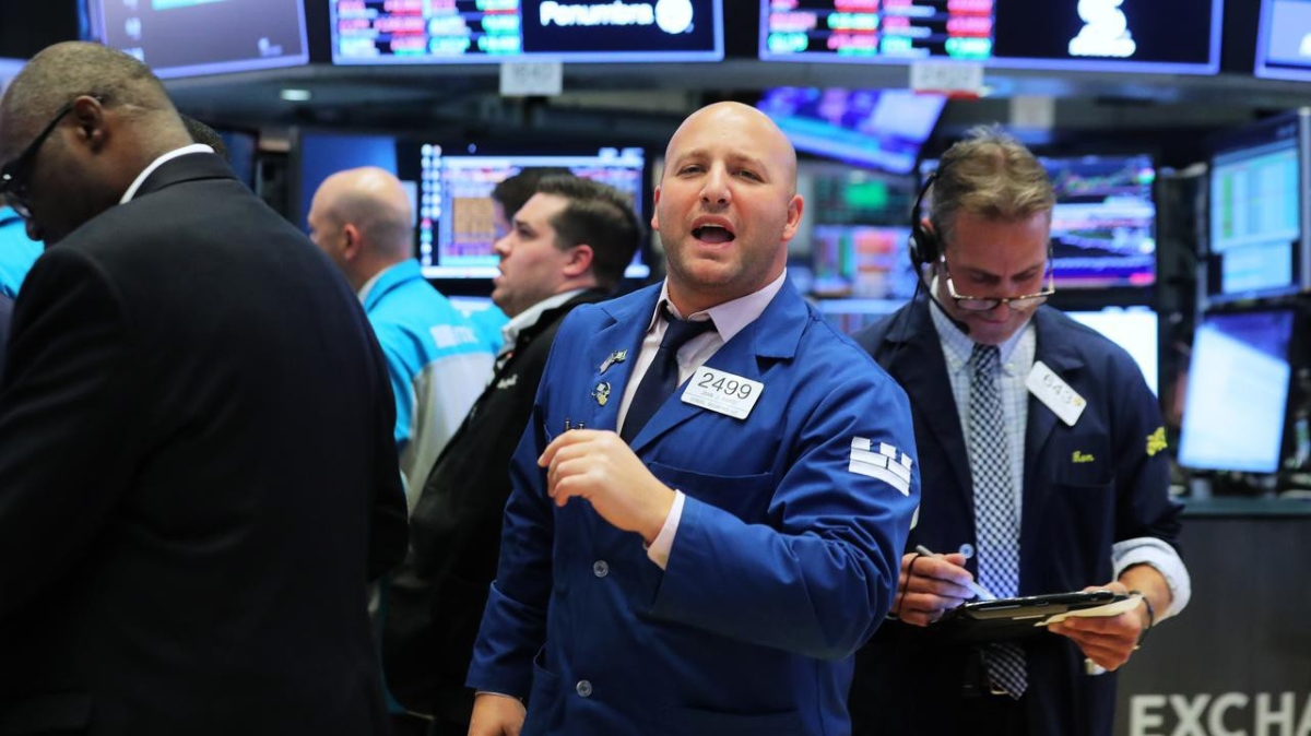 Các nhà giao dịch cổ phiếu trên sàn NYSE ở New York, Mỹ - Ảnh: Reuters.