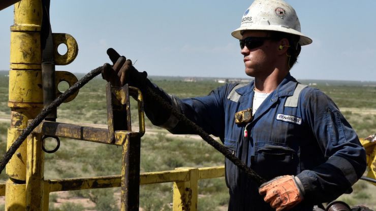 Một công nhân ngành dầu lửa ở Texas, Mỹ - Ảnh: Reuters/CNBC.