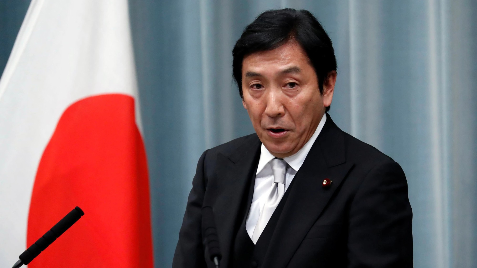 Bộ trưởng Bộ Thương mại vừa từ chức của Nhật Bản, ông Isshu Sugawara - Ảnh: Reuters/Nikkei.
