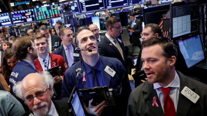 Các nhà giao dịch cổ phiếu trên sàn NYSE ở New York, Mỹ - Ảnh: Reuters.