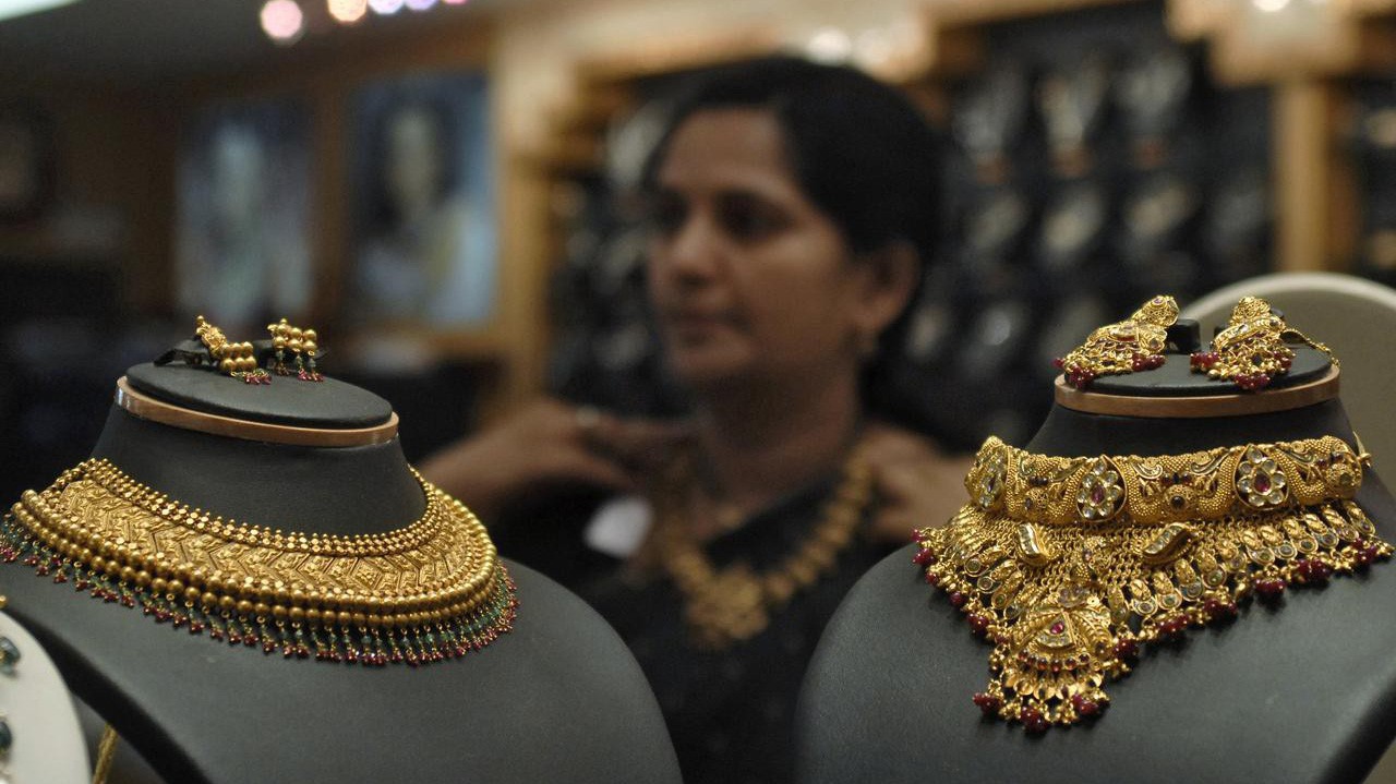 Tiêu thụ vàng ở Ấn Độ thường tăng trong mùa lễ hội Diwali - Ảnh: Reuters.