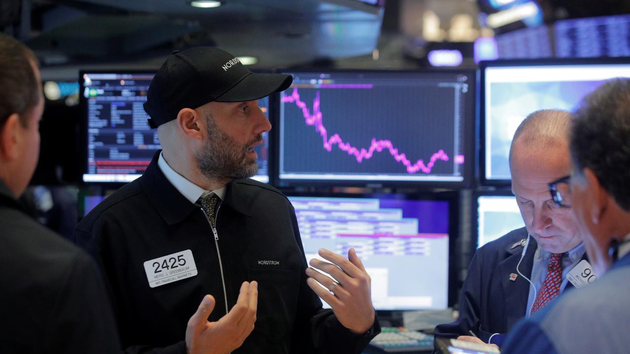 Các nhà giao dịch cổ phiếu trên sàn NYSE ở New York, Mỹ - Ảnh: Reuters.