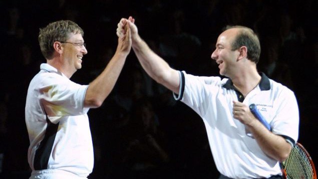 Nhà sáng lập Microsoft Bill Gates và nhà sáng lập Amazon Jeff Bezos trong một trận đấu quần vợt vào năm 2001 - Ảnh: Getty.