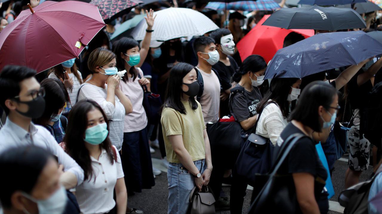 Biểu tình kéo dài đã gây ảnh hưởng nghiêm trọng đến nền kinh tế Hồng Kông - Ảnh: Reuters.