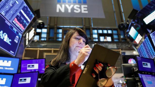 Một nhà giao dịch cổ phiếu trên sàn NYSE ở New York, Mỹ - Ảnh: Reuters.