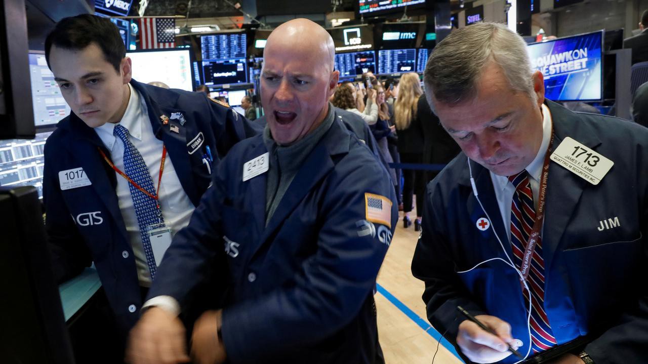 Các nhà giao dịch cổ phiếu trên sàn NYSE ở New York, Mỹ - Ảnh: Reuters.