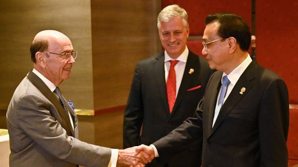 Từ trái qua: Bộ trưởng Bộ Thương mại Mỹ Wilbur Ross, cố vấn an ninh quốc gia Mỹ Rober O'Brien, và Thủ tướng Trung Quốc Lý Khắc Cường trong cuộc gặp sáng 5/11 tại Bangkok, Thái Lan - Ảnh: Getty/Bloomberg.