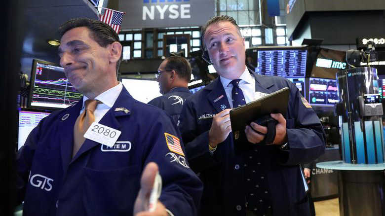 Các nhà giao dịch cổ phiếu trên sàn NYSE ở New York, Mỹ - Ảnh: Reuters.