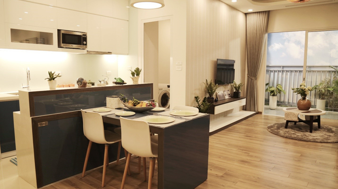 Một phần không gian phòng khách và phòng bếp tại Anland Premium.
