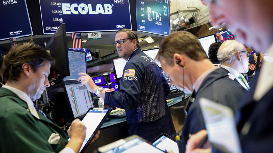 Các nhà giao dịch cổ phiếu trên sàn NYSE ở New York, Mỹ - Ảnh: Reuters.