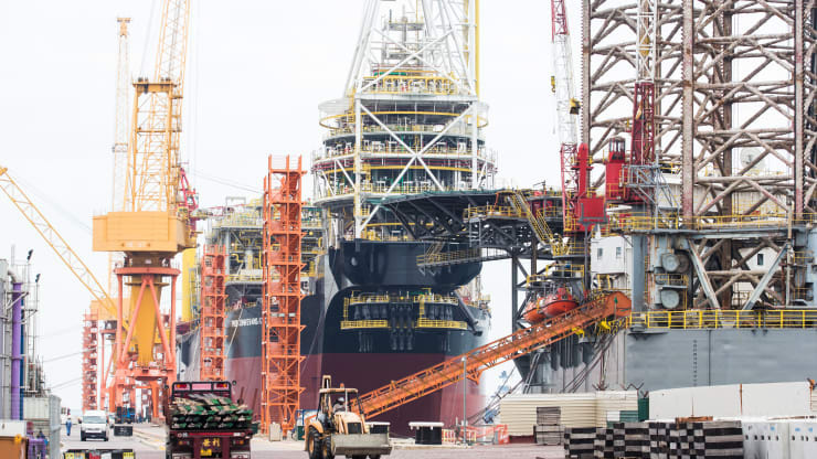 Một tàu chở dầu đang dỡ hàng tại cảng Singapore  - Ảnh: Getty/CNBC.