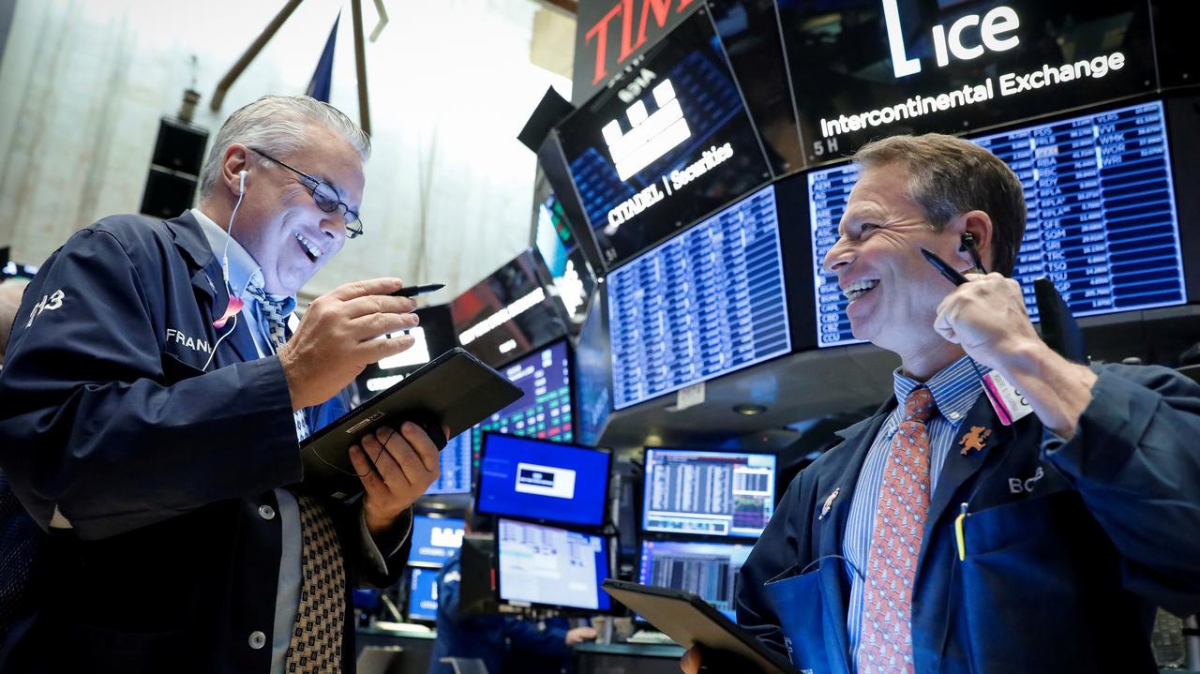 Các nhà giao dịch cổ phiếu trên sàn NYSE ở New York, Mỹ - Ảnh: Reuters.