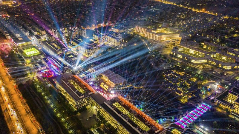 Trụ sở Alibaba ở Hàng Châu nhìn từ trên cao hôm 9/11, khi công ty đang chuẩn bị cho lễ hội mua sắm 11/11 - Ảnh: Bloomberg.