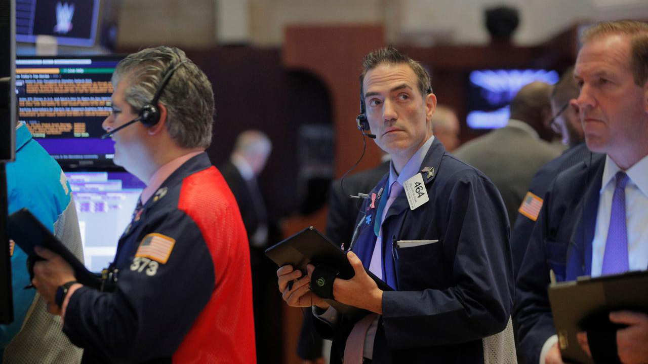 Các nhà giao dịch cổ phiếu trên sàn NYSE ở New York, Mỹ - Ảnh: Reuters/