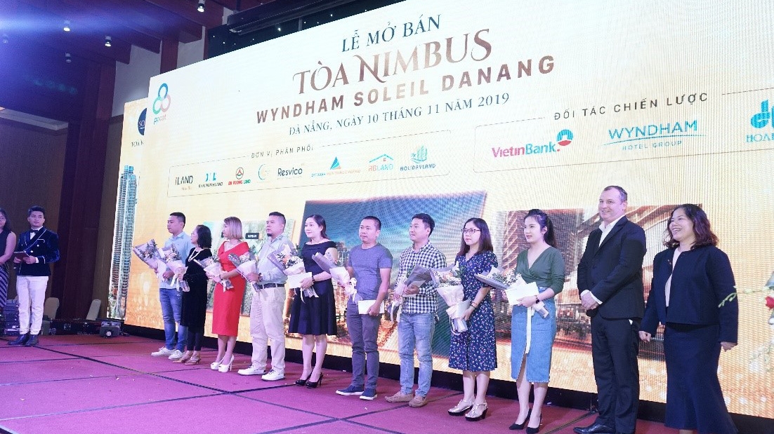 Đại diện chủ đầu tư tặng hoa cho khách hàng trong lễ mở bán Wyndham Soleil Danang.