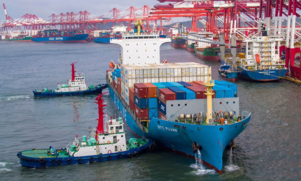 Một tàu container chở hàng đậu ở cảng Thanh Đảo thuộc tỉnh Sơn Đông, Trung Quốc - Ảnh: Getty/CNBC.