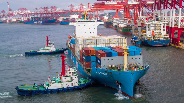 Một tàu container chở hàng đậu ở cảng Thanh Đảo thuộc tỉnh Sơn Đông, Trung Quốc - Ảnh: Getty/CNBC.