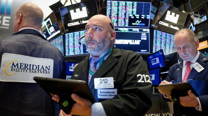 Các nhà giao dịch cổ phiếu trên sàn NYSE ở New York, Mỹ - Ảnh: Reuters.