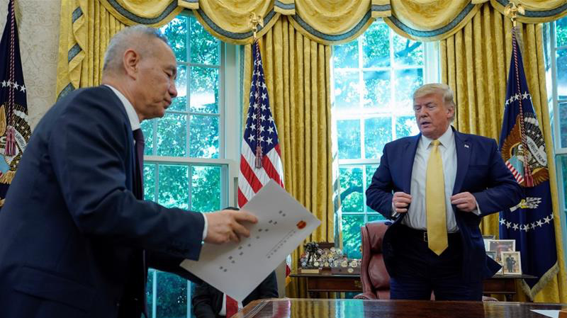 Phó thủ tướng Trung Quốc Lưu Hạc (trái) gặp Tổng thống Mỹ Donald Trump tại Phòng Bầu dục, Nhà Trắng, hồi đầu tháng 10 - Ảnh: Reuters.