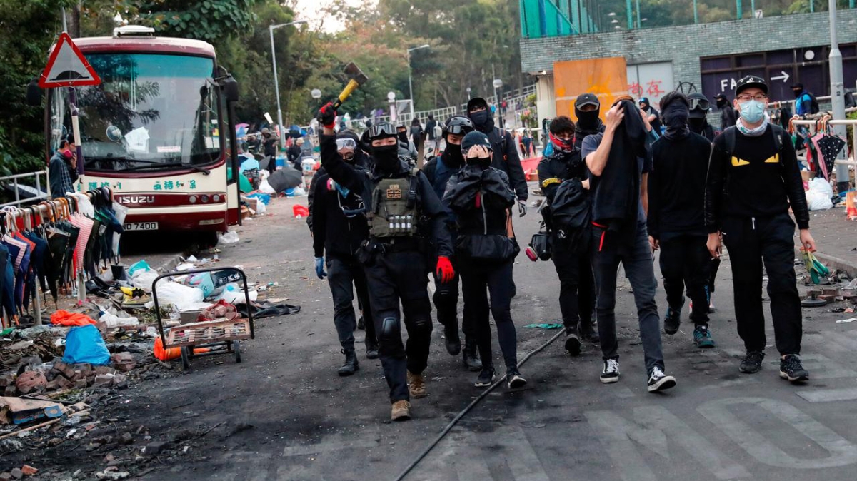 Người biểu tình trên đường phố Hồng Kông ngày 14/11 - Ảnh: Reuters.