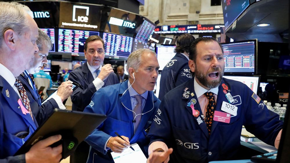 Các nhà giao dịch cổ phiếu trên sàn NYSE ở New York, Mỹ - Ảnh: Reuters.
