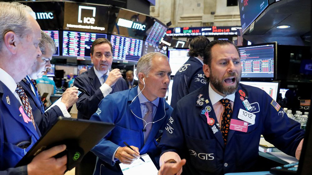 Các nhà giao dịch cổ phiếu trên sàn NYSE ở New York, Mỹ - Ảnh: Reuters.