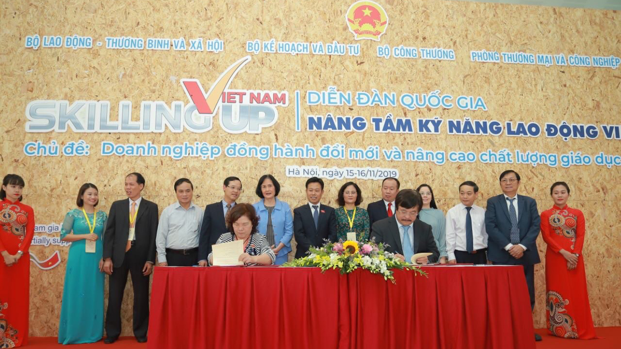 Trong khuôn khổ hoạt động của diễn đàn, ngày 15/11, Vietjet cùng Tổng cục Giáo dục nghề nghiệp - Bộ Lao động, Thương binh và Xã hội cũng đã ký biên bản ghi nhớ hợp tác, cam kết phối hợp chặt chẽ hơn nữa trong các hoạt động đào tạo, giáo dục nghề nghiệp cho người lao động, hướng nghiệp...