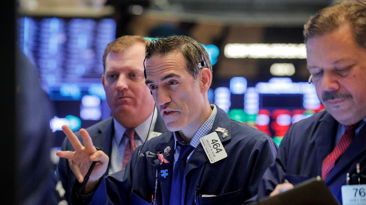 Các nhà giao dịch cổ phiếu trên sàn NYSE ở New York, Mỹ - Ảnh: Reuters.