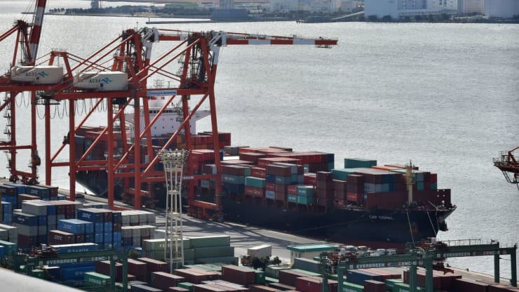 Những container hàng hóa tại một bến cảng ở Tokyo - Ảnh: Getty/CNBC.