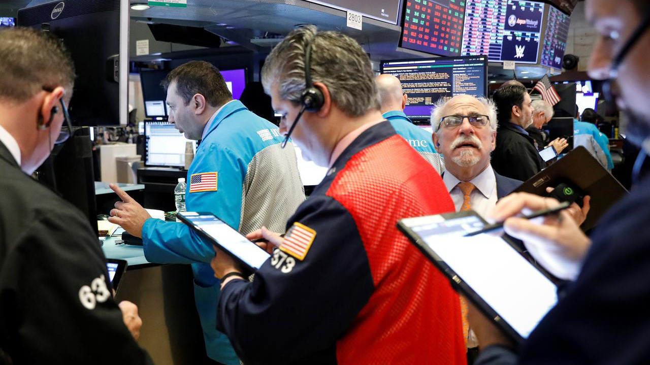 Các nhà giao dịch cổ phiếu trên sàn NYSE ở New York, Mỹ - Ảnh: Reuters.