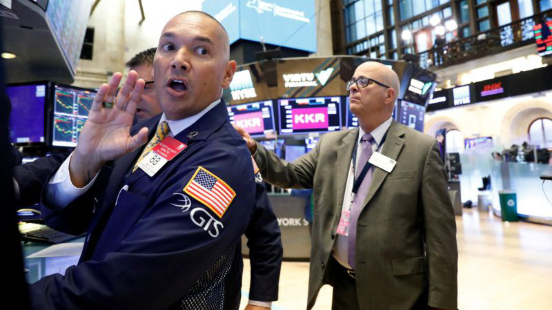 Nhà đầu tư cổ phiếu trên sàn NYSE ở New York, Mỹ - Ảnh: Reuters.