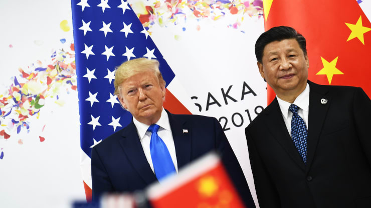 Tổng thống Mỹ Donald Trump (trái) và Chủ tịch Trung Quốc Tập Cận Bình trong cuộc gặp ở Nhật Bản, tháng 6/2019 - Ảnh: Getty/CNBC.