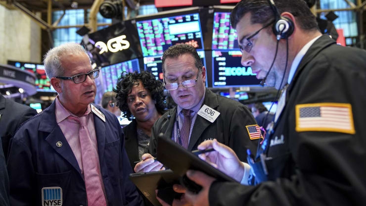 Các nhà giao dịch cổ phiếu trên sàn NYSE ở New York, Mỹ - Ảnh: Reuters.