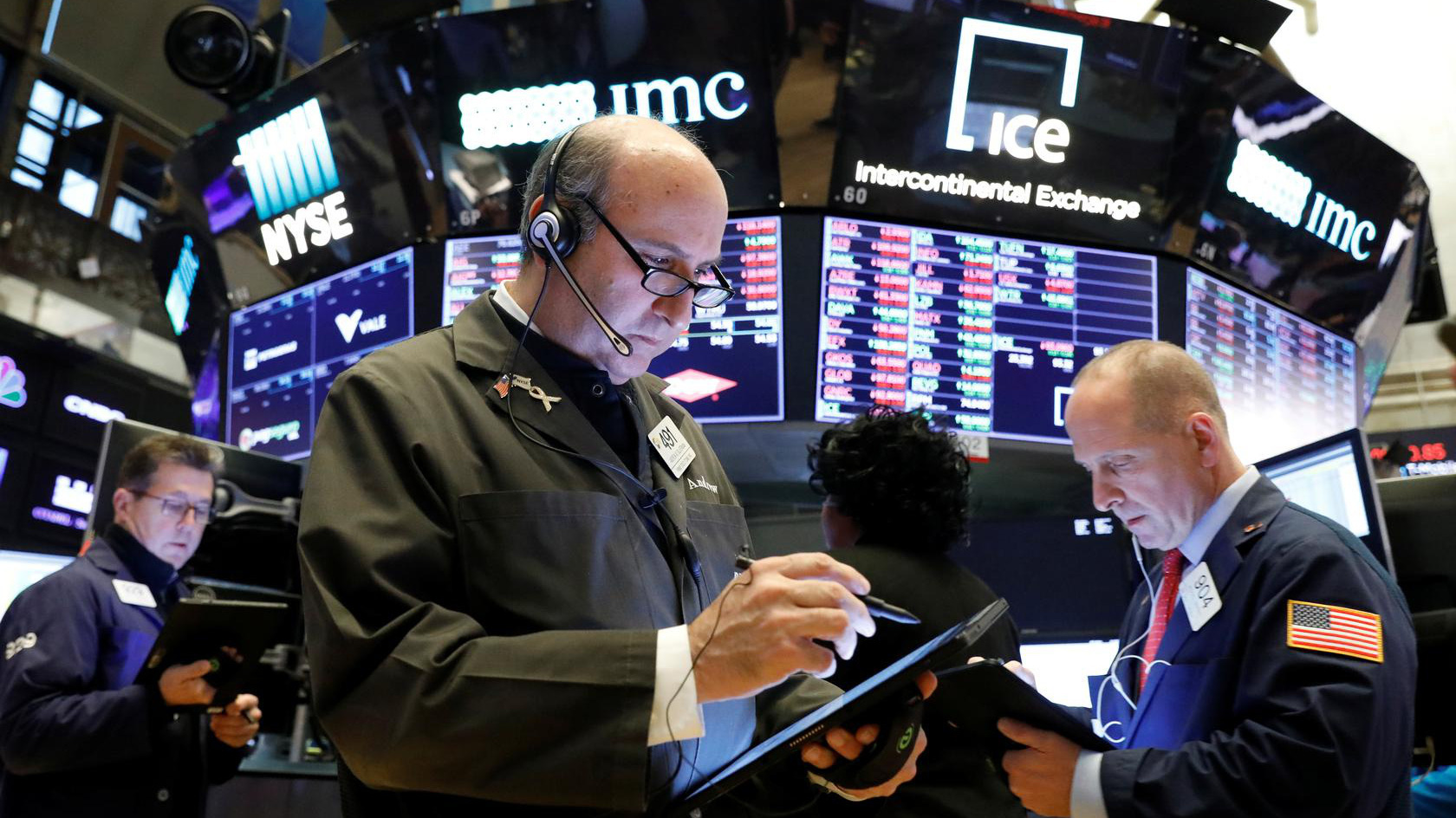 Các nhà giao dịch cổ phiếu trên sàn NYSE ở New York, Mỹ - Ảnh: Reuters.