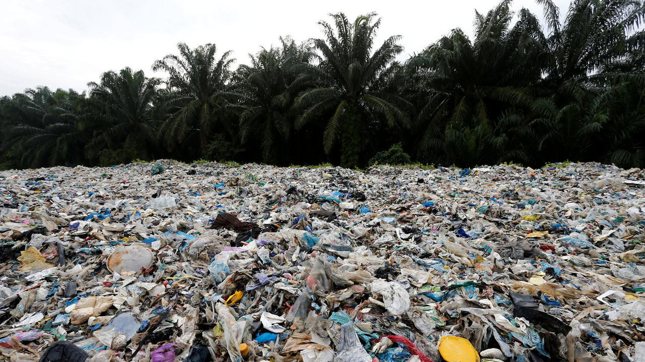 Một bãi rác thải ở Malaysia - Ảnh: Reuters.