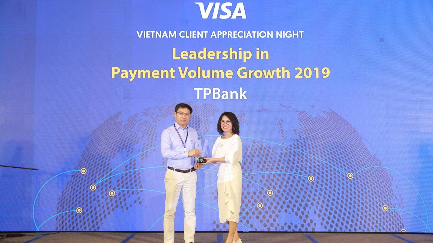 Ông Đinh Văn Chiến - Phó tổng giám đốc TPBank lên nhận giải thưởng.