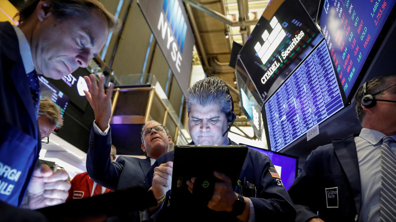 Các nhà giao dịch cổ phiếu trên sàn NYSE ở New York, Mỹ - Ảnh: Reuters.