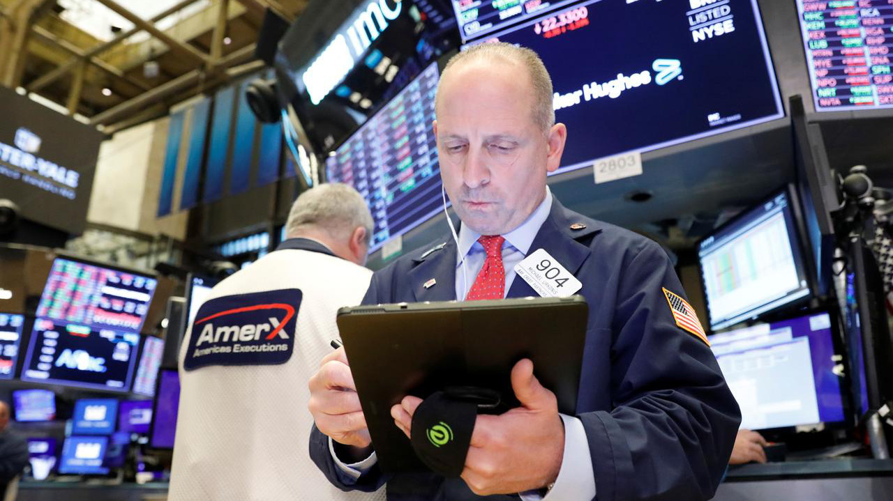 Các nhà giao dịch cổ phiếu trên sàn NYSE ở New York, Mỹ - Ảnh: Reuters.