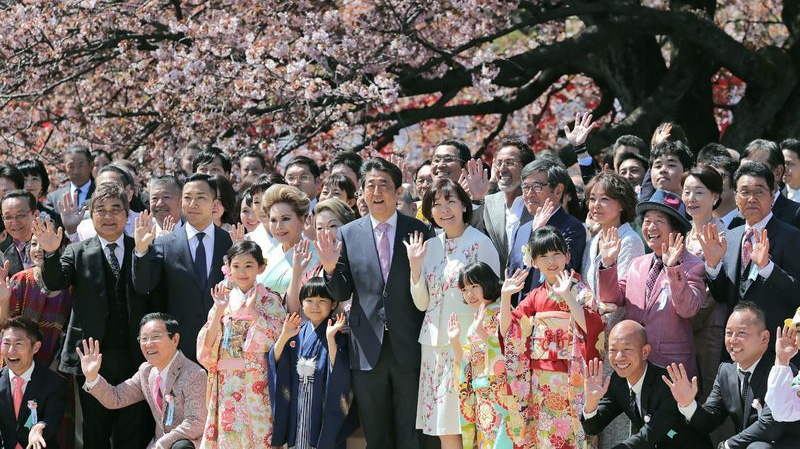 Thủ tướng Nhật Bản Shinzo Abe và các vị khách tại lễ hội hoa anh đào ở Tokyo, tháng 4/2019 - Ảnh: Getty/CNBC.