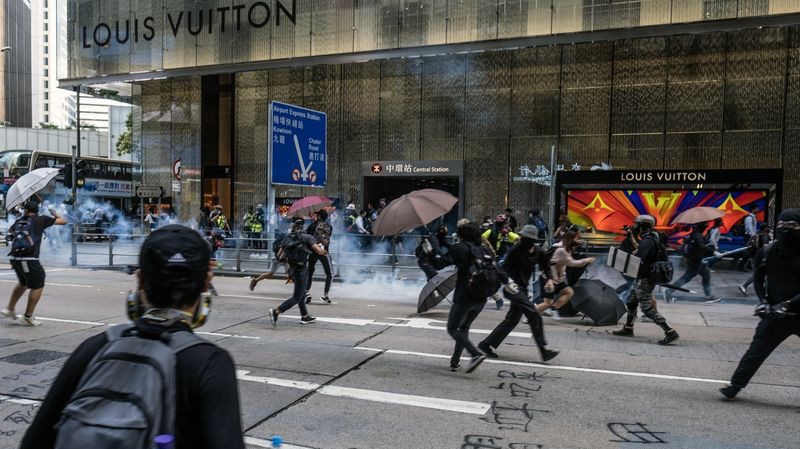 Người biểu tình đụng độ với cảnh sát ở trung tâm Hồng Kông - Ảnh: Bloomberg.