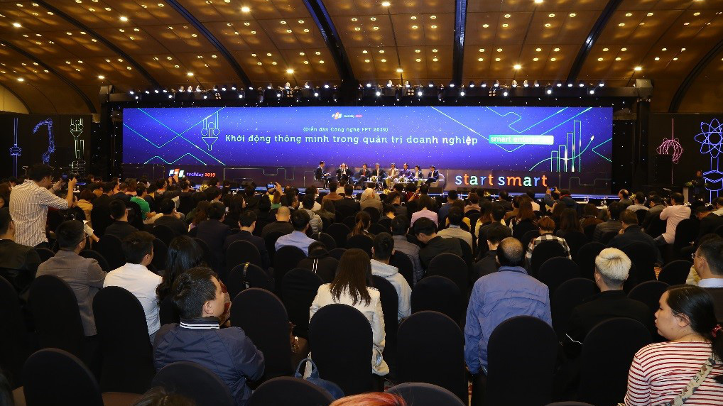 Lãnh đạo các doanh nghiệp và khách mời cùng tham gia thảo luận “Khởi động thông minh trong quản trị doanh nghiệp” tại FPT Techday 2019.