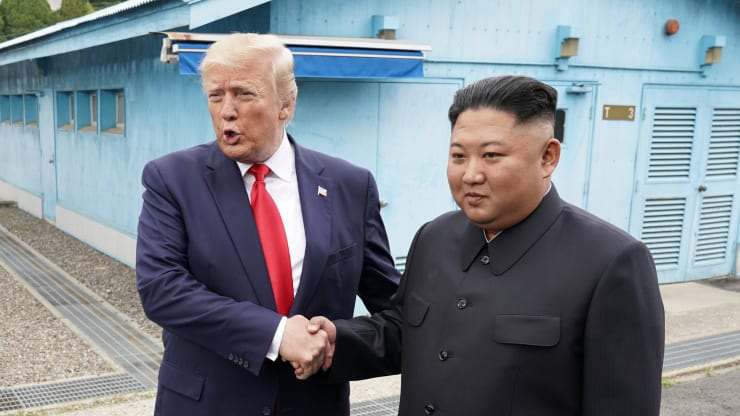 Tổng thống Mỹ Donald Trump và nhà lãnh đạo Triều Tiên Kim Jong Un trong cuộc gặp ở biên giới hai miền bán đảo Triều Tiên vào tháng 6/2019 - Ảnh: Reuters.