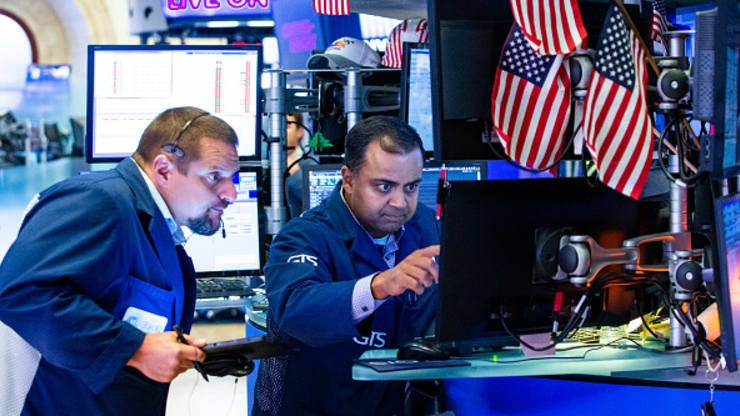 Các nhà giao dịch cổ phiếu trên sàn NYSE ở New York, Mỹ - Ảnh: Getty/CNBC.