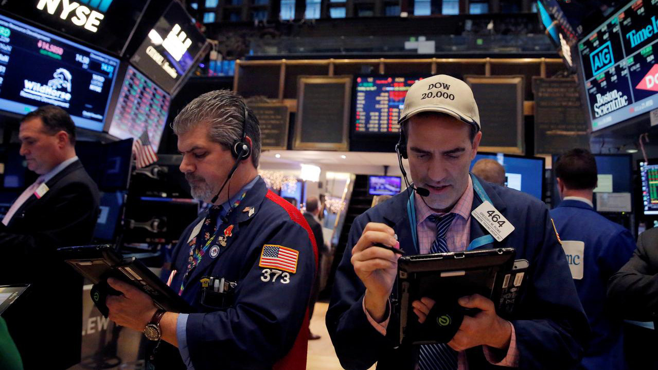 Các nhà giao dịch cổ phiếu trên sàn NYSE ở New York, Mỹ - Ảnh: Reuters.