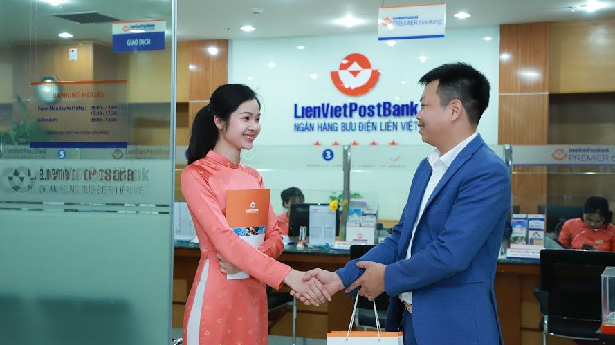 Hiện nhà băng có gần 550 Chi nhánh, Phòng Giao dịch ngân hàng; gần 1.000 Phòng Giao dịch Bưu điện và quyền khai thác hơn 10.000 điểm giao dịch bưu điện.