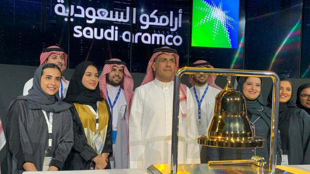Các quan chức Chính phủ Saudi Arabia và lãnh đạo Saudi Aramco trong lễ chào sàn của cổ phiếu Aramco trên thị trường chứng khoán Riyadh ngày 11/12 - Ảnh: Reuters.