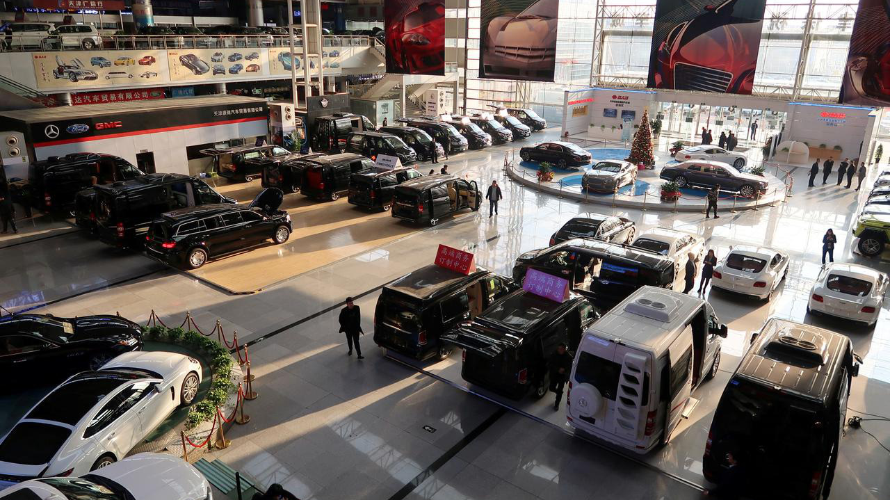 Trong một đại lý xe ở Thiên Tân, Trung Quốc - Ảnh: Reuters.