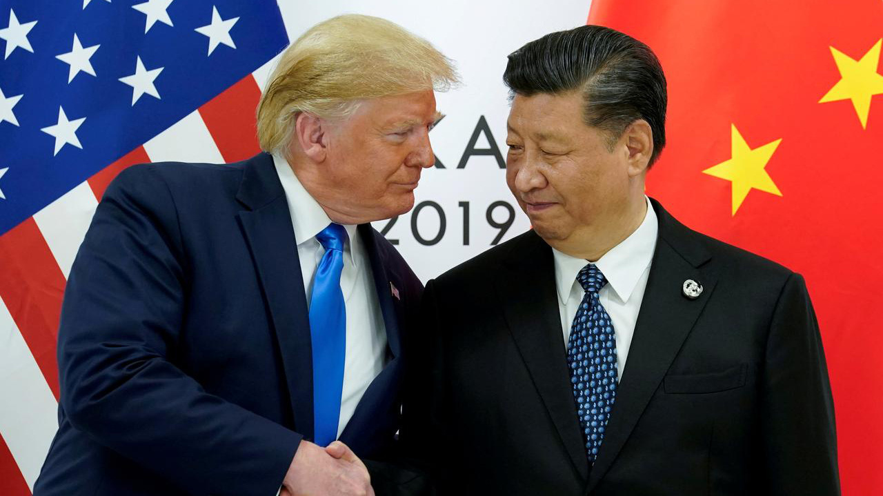 Tổng thống Mỹ Donald Trump (trái) và Chủ tịch Trung Quốc Tập Cận Bình trong cuộc gặp ở Nhật Bản, tháng 6/2019 - Ảnh: Reuters.
