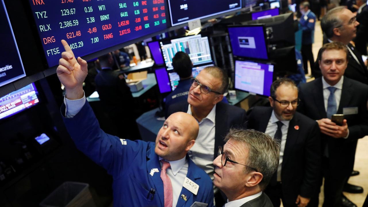 Các nhà giao dịch cổ phiếu trên sàn NYSE ở New York, Mỹ - Ảnh: Reuters.